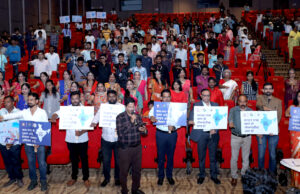 “महापालिकेच्या स्वीप उपक्रमांतर्गत शेकडो युवक-युवतींनी घेतली मतदानाची शपथ, १००% मतदानाचा निर्धार”