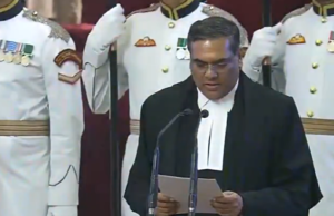 न्यायमूर्ती संजीव खन्ना यांनी घेतली भारताचे सरन्यायाधीशपदाची शपथ – न्यायव्यवस्थेतील तिसऱ्या पिढीतील वकील, अनेक ऐतिहासिक निर्णयात सहभाग.