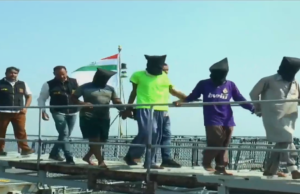 गुजरात किनारपट्टीवर मोठा अमली पदार्थ साठा जप्त: ७०० किलो मेथसह ८ संशयित ईराणी नागरिक अटक