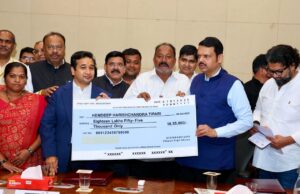 मुख्यमंत्री देवेंद्र फडणवीस यांच्या हस्ते हेमदीप टिपरी यांना ₹18.55 लाख नुकसान भरपाईचा धनादेश सुपूर्द: चीनच्या जहाजाच्या धडकेमुळे मोठे नुकसान