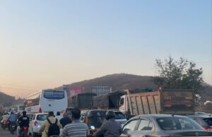 सोमाटणे फाटा ते देहूरोड टोल नाका ४ ते ५ किमी वाहतूक कोंडी – वाहनचालकांना मोठा फटका