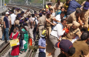पुण्यात मेट्रोच्या रुळावर आंदोलन; प्रवाशांची मोठी गैरसोय, पक्षाकडून तात्काळ कारवाई