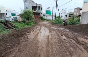 शेंगावमध्ये ड्रेनेज पाइपलाइनचं काम पावसामुळे अर्धवट; योग्य मुरूम न टाकल्यामुळे रस्ते चिखलमय – नागरिक त्रस्त