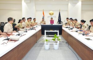 मुख्यमंत्री देवेंद्र फडणवीस यांच्या अध्यक्षतेखाली आज नागपूर येथे ‘गरुड दृष्टी’ सोशल मीडिया मॉनिटरिंग प्रकल्पाचे सादरीकरण संपन्न झाले.